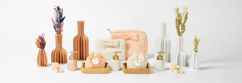 Elegant thank-you gifts and packaging for birth  christening or wedding  displayed with dried flowers  wooden trays  dispensers and fabric pouches in soft pastel tones.