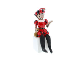 Soot Peter sitting moving leg