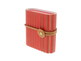 Boite rainee carre rouge