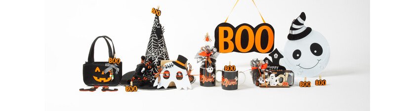 Overview of Halloween items from Marco s collection  featuring decorations such as a  BOO  sign  pumpkin bag  ghost masks  spiderweb hat  gift packaging and mugs in a black  white  and orange theme.